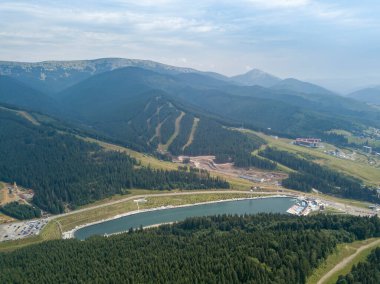 Yazın Ukrayna Karpatları 'nın yeşil dağları. Güneşli bir gün, nadir bulutlar. Hava aracı görünümü.