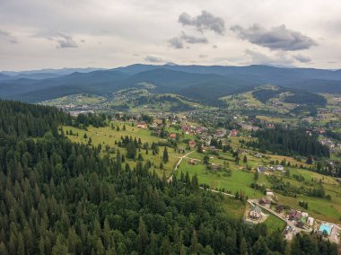 Ukrayna Karpatları 'nın dağlarına yerleşmek. Hava aracı görünümü.