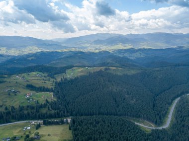Yazın Ukrayna Karpatları 'nın yeşil dağları. Güneşli bir gün. Hava aracı görünümü.
