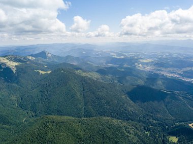 Güneşli havada Ukrayna Karpatlarının yüksek dağları. Hava aracı görünümü.