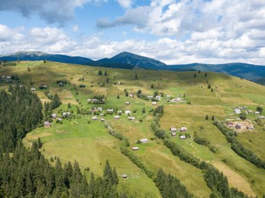 Yazın Ukrayna 'nın yeşil Karpatları. Hava aracı görünümü.