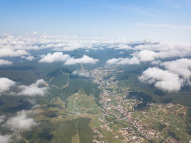 Ukrayna Karpatlarının dağlarında yüksek uçuş. Hava aracı görünümü.