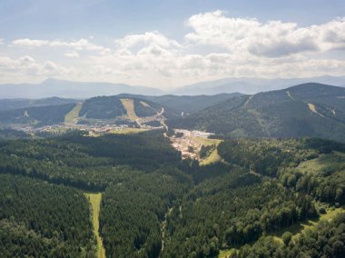 Yazın Ukrayna Karpatları 'nın yeşil dağları. Güneşli bir gün, nadir bulutlar. Hava aracı görünümü.