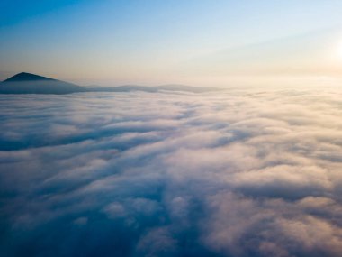 Bulutların üstünde yüksek bir uçuş. Hava aracı görünümü.