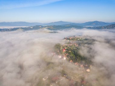 Ukrayna Karpatları 'nda yaz aylarında sislerin üzerinden uçarlar. Ufuktaki dağlar. Hava aracı görünümü.
