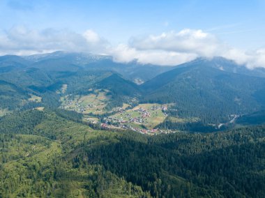 Yazın Ukrayna Karpatları 'nın yeşil dağları. Güneşli bir gün. Hava aracı görünümü.