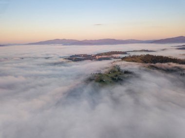 Ukrayna Karpatları 'nda sabah sisi. Hava aracı görünümü.