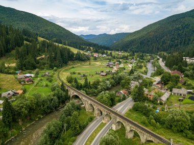 Dağlardaki eski demiryolu köprüsü. Ukraynalı Karpatlar. Hava aracı görünümü.