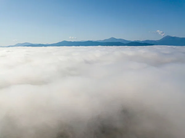 Vuelo Sobre Niebla Los Cárpatos Ucranianos Verano Montañas Horizonte Una — Foto de Stock