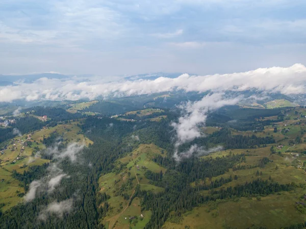 Υψηλή Πτήση Στα Βουνά Της Ουκρανίας Καρπάθια Αεροφωτογραφία Τηλεκατευθυνόμενου — Φωτογραφία Αρχείου