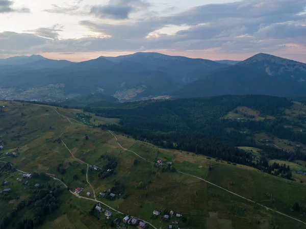 Sonnenuntergang Über Den Bergen Den Ukrainischen Karpaten Abends Drohnenblick Aus — Stockfoto