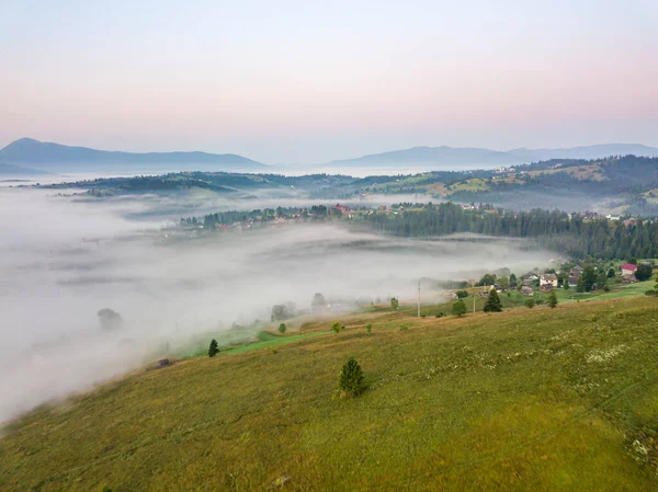 Poranna Mgła Karpatach Ukrainy Widok Drona Powietrza — Zdjęcie stockowe