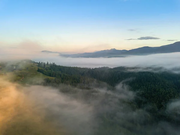 Raggi Dell Alba Sulla Nebbia Nei Carpazi Ucraini Vista Aerea — Foto Stock