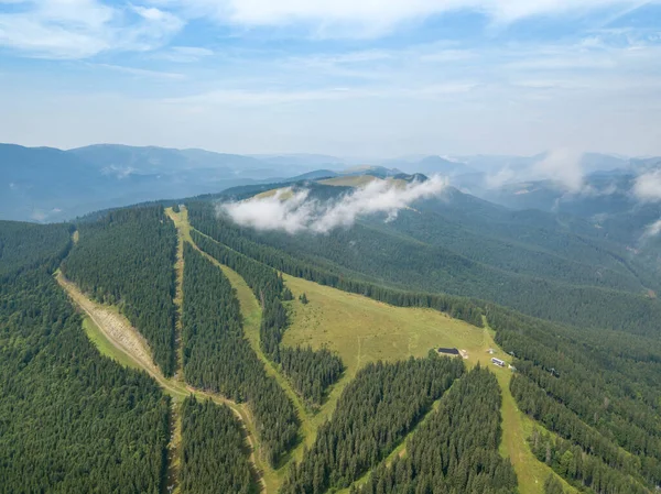 夏にウクライナのカルパティアの緑の山々 晴れた日には珍しい雲 空中ドローンビュー — ストック写真
