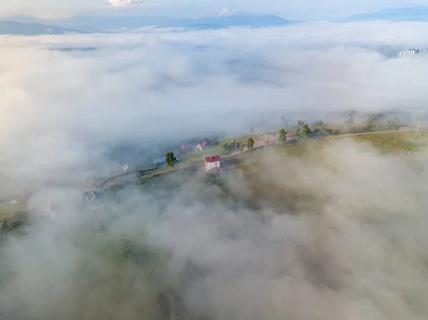 朝の霧の中でウクライナのカルパチア山脈の集落 空中ドローンビュー — ストック写真
