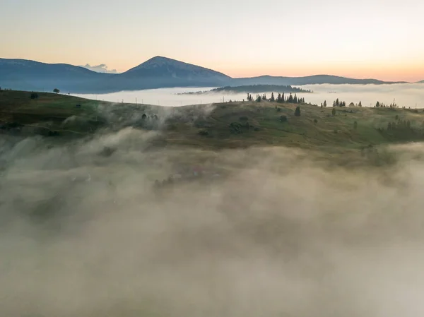 Amanecer Sobre Niebla Los Cárpatos Ucranianos Vista Aérea Del Dron —  Fotos de Stock