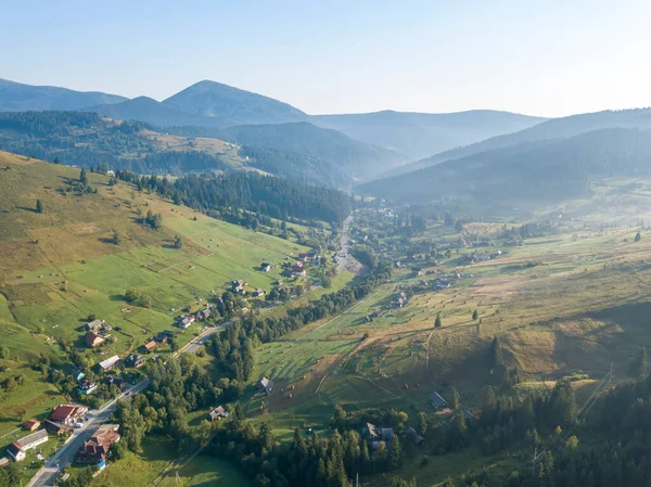 Grüne Berge Der Ukrainischen Karpaten Sommer Sonniger Tag Drohnenblick Aus — Stockfoto