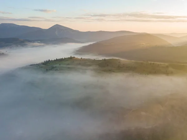 Soluppgången Över Dimman Ukrainska Karpaterna Flygdrönare — Stockfoto