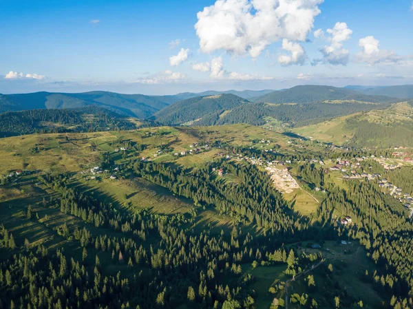 乌克兰喀尔巴阡山脉在夏天 空中无人驾驶飞机视图 — 图库照片