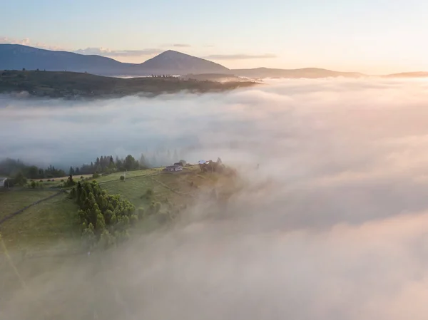 Ранковий Туман Українських Карпатах Повітряний Дрон — стокове фото