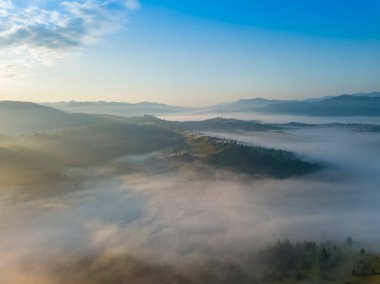Ukrayna Karpatları 'nda sabah sisi. Hava aracı görünümü.