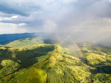 Ukrayna Karpatlarının dağlarında gökkuşağı. Hava aracı görünümü.