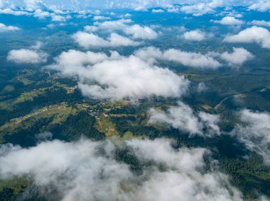Ukrayna Karpatlarının dağlarında yüksek uçuş. Hava aracı görünümü.