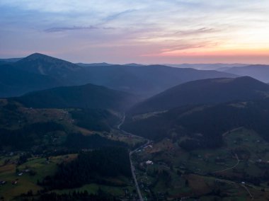 Bir yaz sabahı Ukrayna Karpatları dağları. Hava aracı görünümü.