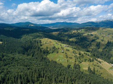Yazın Ukrayna 'nın yeşil Karpatları. Hava aracı görünümü.