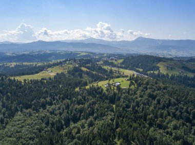 Yazın Ukrayna Karpatları 'nın yeşil dağları. Güneşli bir gün. Hava aracı görünümü.