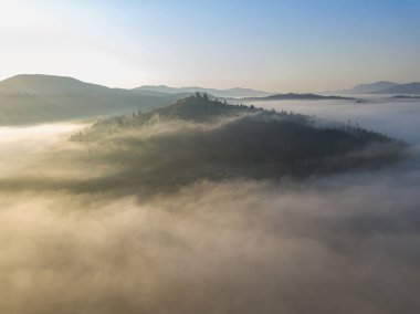Ukrayna Karpatları 'nda sabah sisi. Hava aracı görünümü.