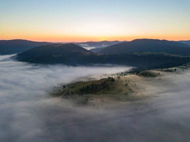 Ukrayna Karpatları 'nda sabah sisi. Hava aracı görünümü.