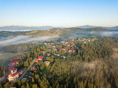 Sabah sisinde Ukrayna Karpatları 'na dağ yerleşimi. Hava aracı görünümü.