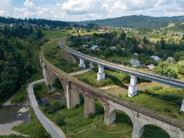 Dağlardaki eski demiryolu köprüsü. Ukraynalı Karpatlar. Hava aracı görünümü.