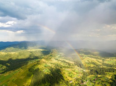 Ukrayna Karpatlarının dağlarında gökkuşağı. Hava aracı görünümü.