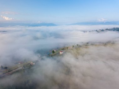 Sabah sisinde Ukrayna Karpatları 'na dağ yerleşimi. Hava aracı görünümü.