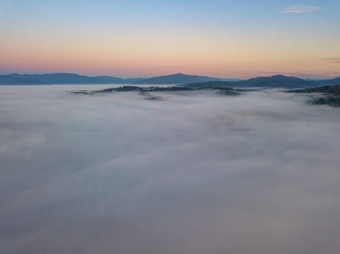 Ukrayna Karpatları 'nda sabah sisi. Hava aracı görünümü.