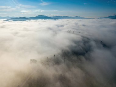 Ukrayna Karpatları 'nda sabah sisi. Hava aracı görünümü.