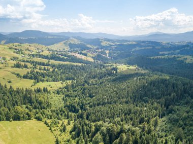 Yazın Ukrayna Karpatları 'nın yeşil dağları. Güneşli bir gün. Hava aracı görünümü.