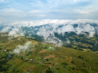Ukrayna Karpatlarının dağlarında yüksek uçuş. Hava aracı görünümü.