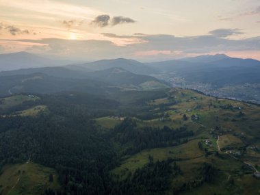 Ukrayna Karpatları 'ndaki dağların üzerinden gün batımı. İyi akşamlar. Hava aracı görünümü.