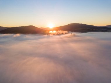 Ukrayna Karpatları 'nda sisin üstünde gün doğumu. Hava aracı görünümü.