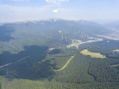 Yazın Ukrayna Karpatları 'nın yeşil dağları. Güneşli bir gün, nadir bulutlar. Hava aracı görünümü.