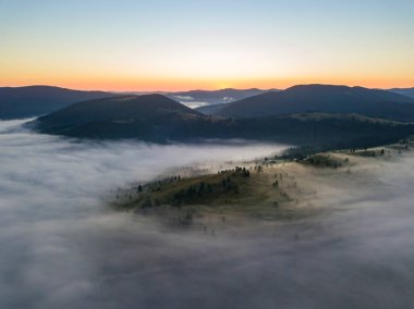 Ukrayna Karpatları 'nda sabah sisi. Hava aracı görünümü.