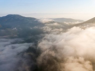 Ukrayna Karpatları 'nda sabah sisi. Hava aracı görünümü.