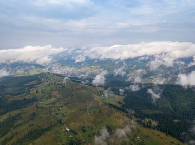 Ukrayna Karpatlarının dağlarında yüksek uçuş. Hava aracı görünümü.