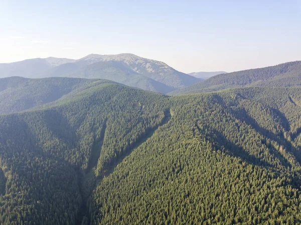 Yazın Ukrayna Karpatları 'nın yeşil dağları. Güneşli bir gün, nadir bulutlar. Hava aracı görünümü.