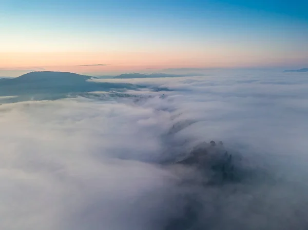 Los Rayos Del Amanecer Sobre Niebla Los Cárpatos Ucranianos Vista — Foto de Stock