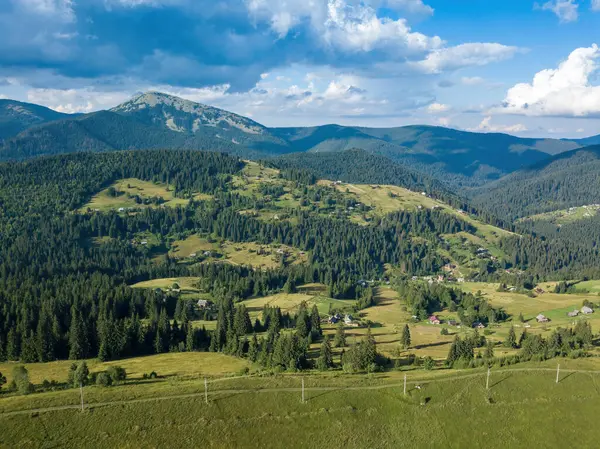 Zielone Góry Karpat Ukraińskich Lecie Słoneczny Dzień Rzadkie Chmury Widok — Zdjęcie stockowe