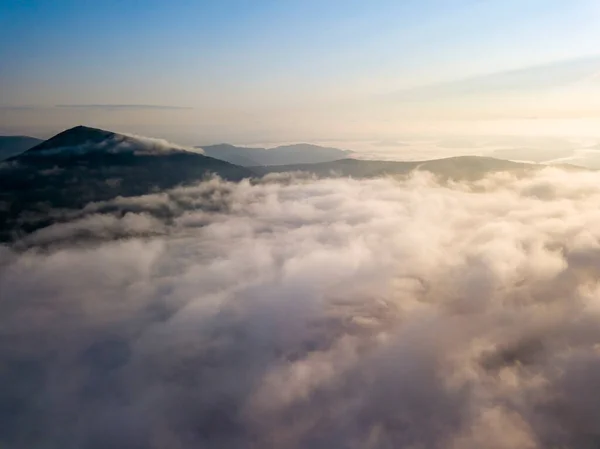 Vuelo Sobre Niebla Los Cárpatos Ucranianos Verano Montañas Horizonte Vista — Foto de Stock